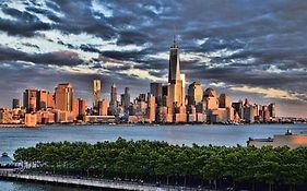 Cozy Apartment With City Skyline. Easy Commute Midtown Manhattan.